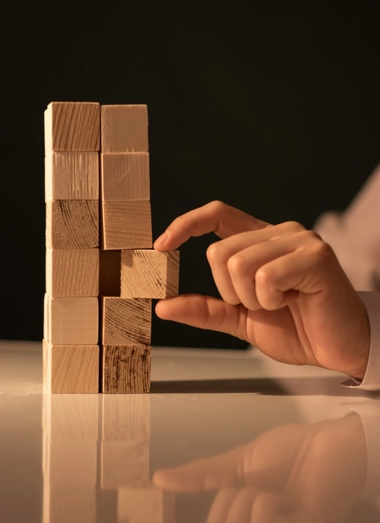 management femme serieuse sur son bureau